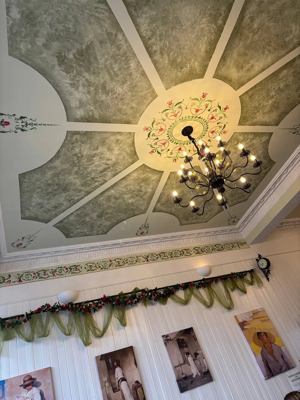 The dining room and ceiling